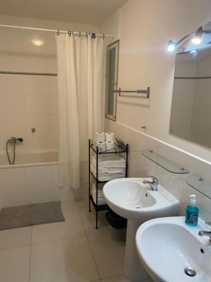 Large 3 Bedroom Family Apartment With Balcony Praga Exterior foto