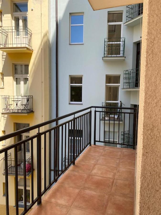 Large 3 Bedroom Family Apartment With Balcony Praga Exterior foto