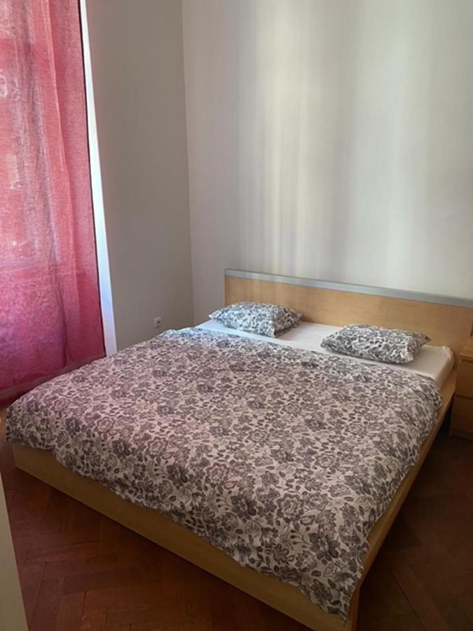 Large 3 Bedroom Family Apartment With Balcony Praga Exterior foto
